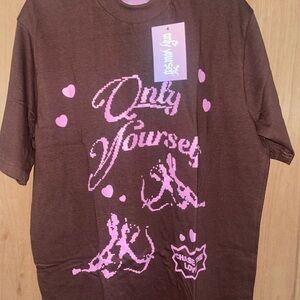 Only yourself graphic t-shirt